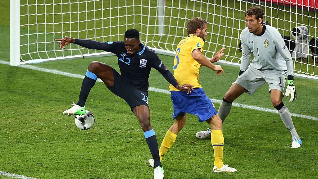 Danny Welbeck maalaa kantapäällä Andreas Isakssonin Ruotsi-maaliin.