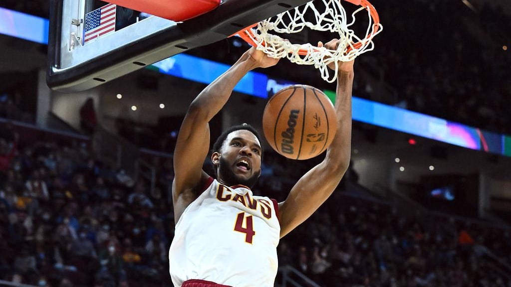 Cleveland Cavaliersin Evan Mobley korinteossa New York Knicksiä vastaan.