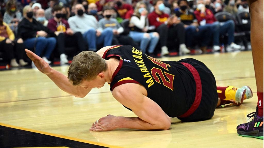 Cleveland Cavaliersin Lauri Markkanen loukkaantui ottelussa Oklahoma City Thunderia vastaan.