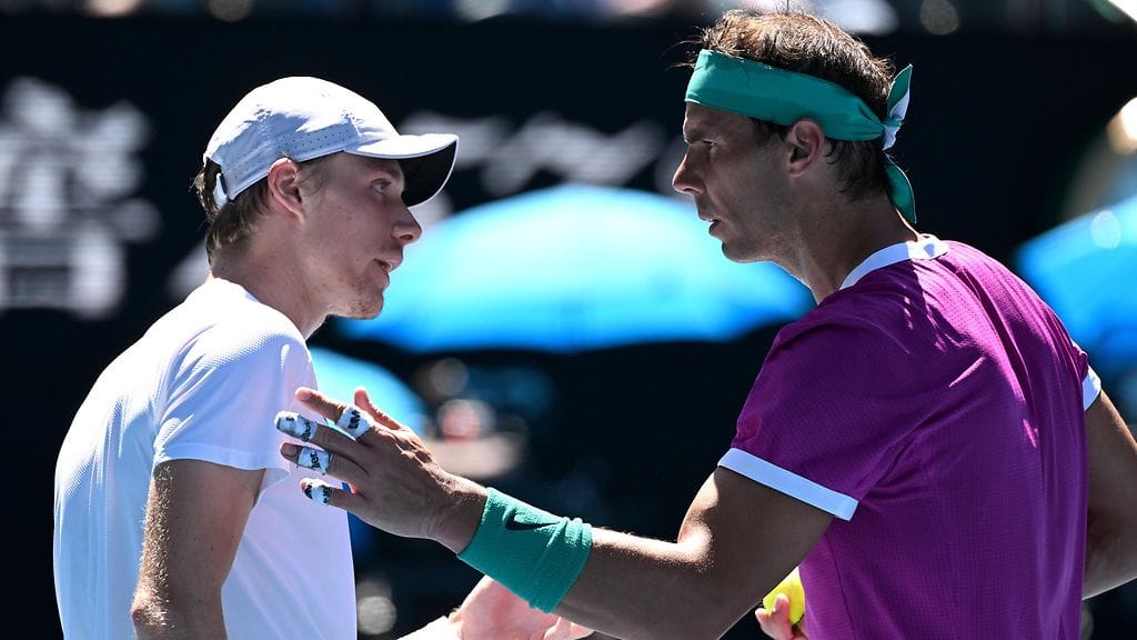 Denis Shapovalov (vas.) ja Rafael Nadal kävivät keskustelua taiston tuoksinassa.