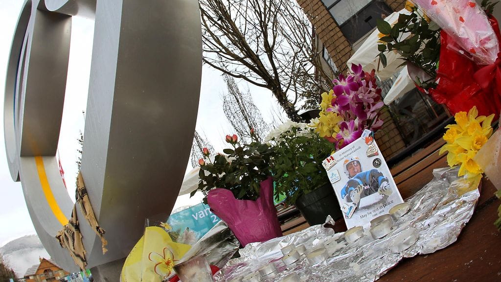 Vancouverin olympiarenkaille tuotiin kukkia Nodar Kumaritashvilin muistoksi.