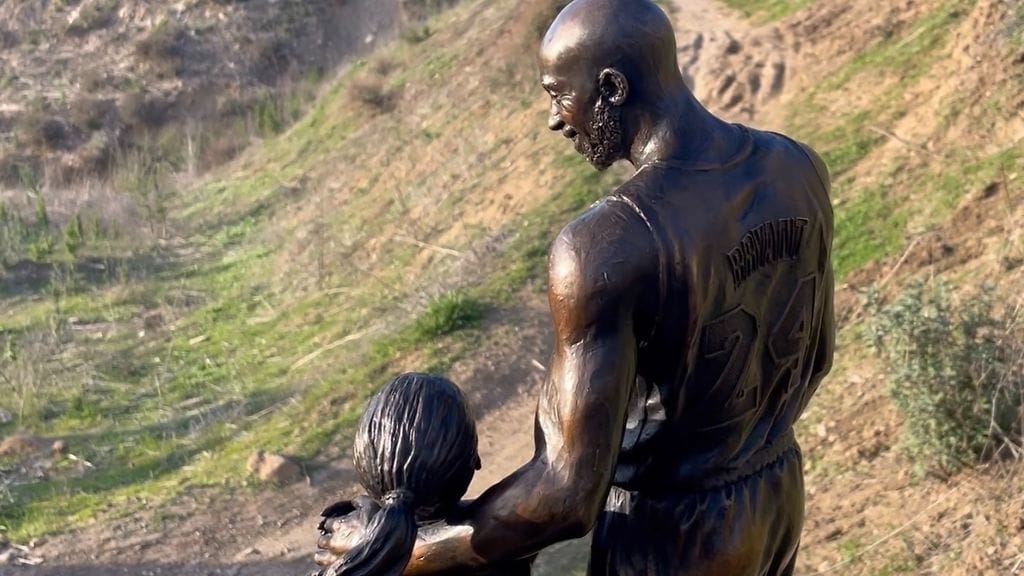 Patsas Kobe ja Gianna Bryantista.