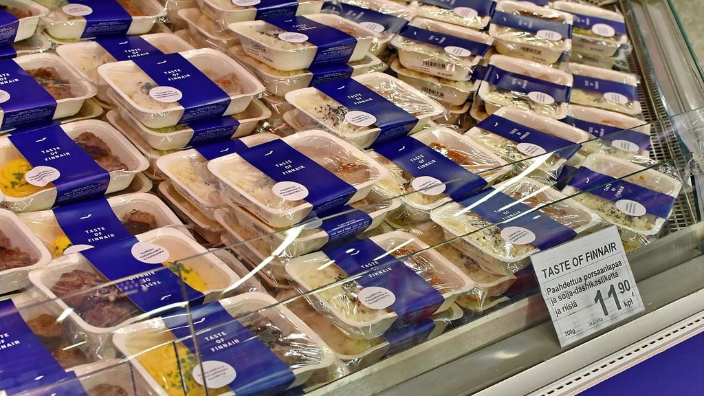 Finnairin valmisruoka-aterioita myynnissä ruokakaupassa.