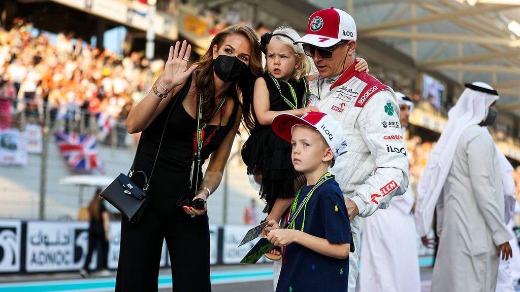 Kimi Räikkönen perheineen F1-kauden päätöskisassa Abu Dhabissa joulukuussa 2021.