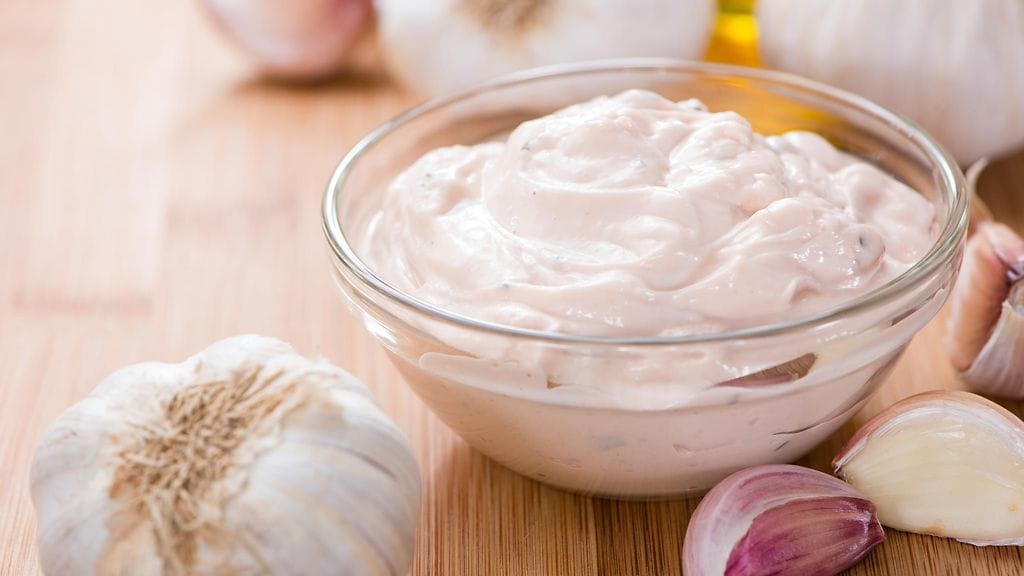 Hannah Louise jakoi Twitterissä seuraajilleen kuvan valkosipulikastikeannoksesta, joka oli tavanomaista suurempi. Kuvituskuva.