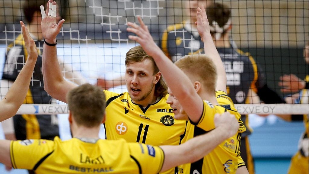 Tiikereiden pelaajia lentopallon Suomen cupin loppuottelussa Savo Volleyta vastaan Tampereella 22. tammikuuta 2022.