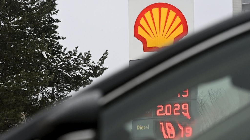 Autoilija irvistää bensapumpulla - onko lisäkorotuksia tulossa?