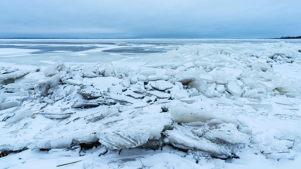 Jäämassat ovat kuljettaneet tänään hollantilaista rahtialusta Perämerellä uhkaavasti kohti majakkaa. Kuvituskuva.