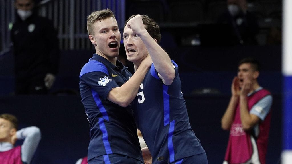 Juhana Jyrkiäinen (oik.) ohjasi Sloveniaa vastaan ottelun avausmaalin Suomelle Iiro Vanhan laukauksesta.