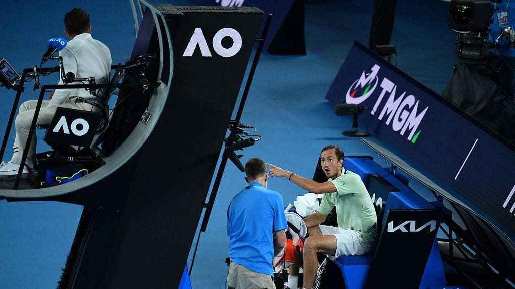 Medvedevin mukaan erotuomari ei puuttunut Tsitsipasin ja tämän valmentaja-isän jatkuvaan keskusteluun.