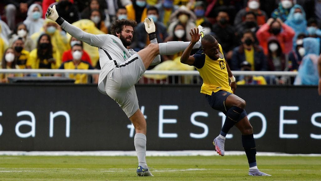 Tästä tilanteesta heilahti ensimmäinen punainen kortti, jonka kuitenkin VAR kumosi.