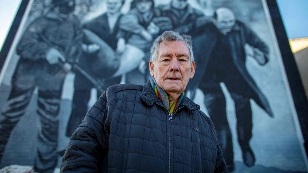 Pohjoisirlantilainen Denis Bradley oli 26 vuoden ikäinen nähdessään brittisotilaiden ampuvan 13 siviiliä hengiltä kesken mielenosoituksen. Nyt seitsemänkymppinen entinen pappi muistaa järkytyksensä edelleen.