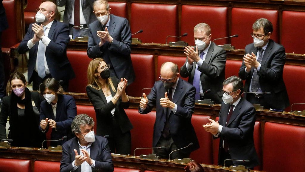 Italian erikoisessa presidentinvaalissa äänestävät parlamentin molempien kamarien jäsenet ja Italian eri alueiden delegaatit, yhteensä runsaat tuhat ihmistä.