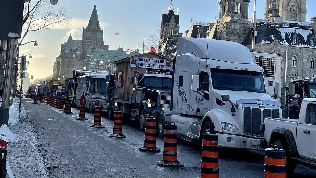Mielenilmaukseen osallistuneita rekkoja Ottawassa, Kanadassa, 28. joulukuuta.