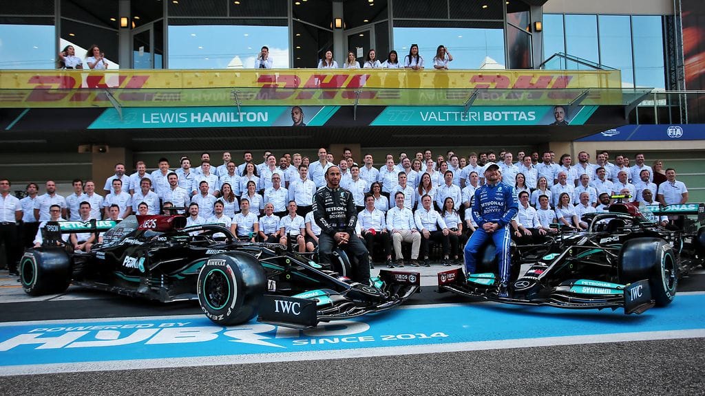 Mercedeksen F1-tiimi viime kauden päätöskisassa Abu Dhabissa.