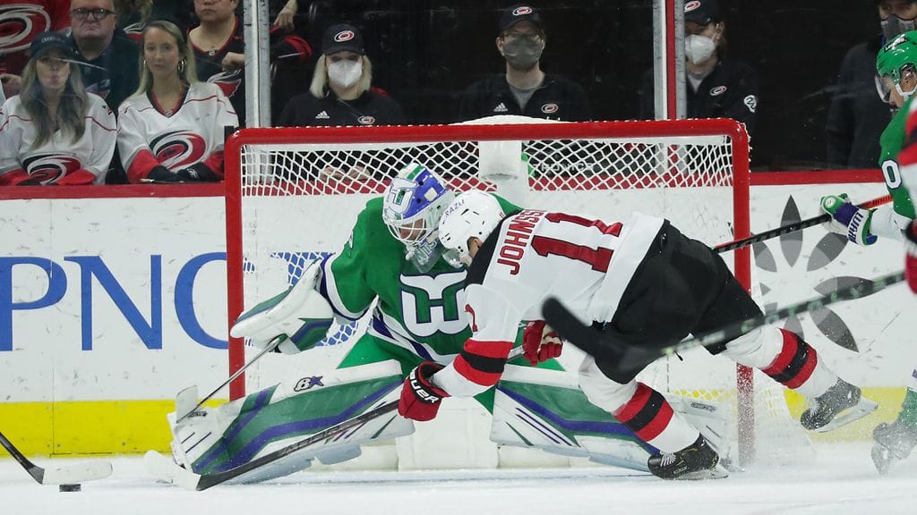 Antti Raanta oli mainiossa vireessä paluuottelussaan New Jersey Devilsiä vastaan.