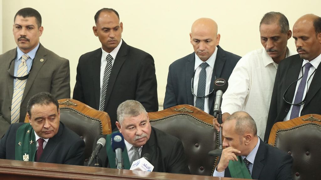 Tässä arkistokuvassa tuomari Judge Hassan Farid puhuu oikeudenkäynnissä syytteeseen asetetulle Muslimiveljeskunnan johtajistolle.