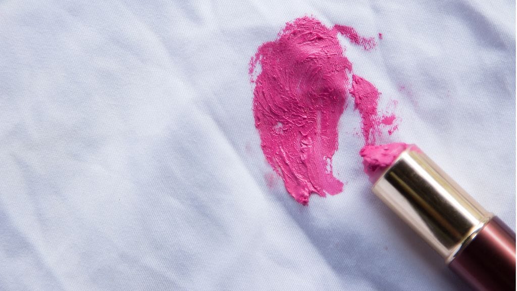 huulipunaa paidalla, meikkiä vaatteilla