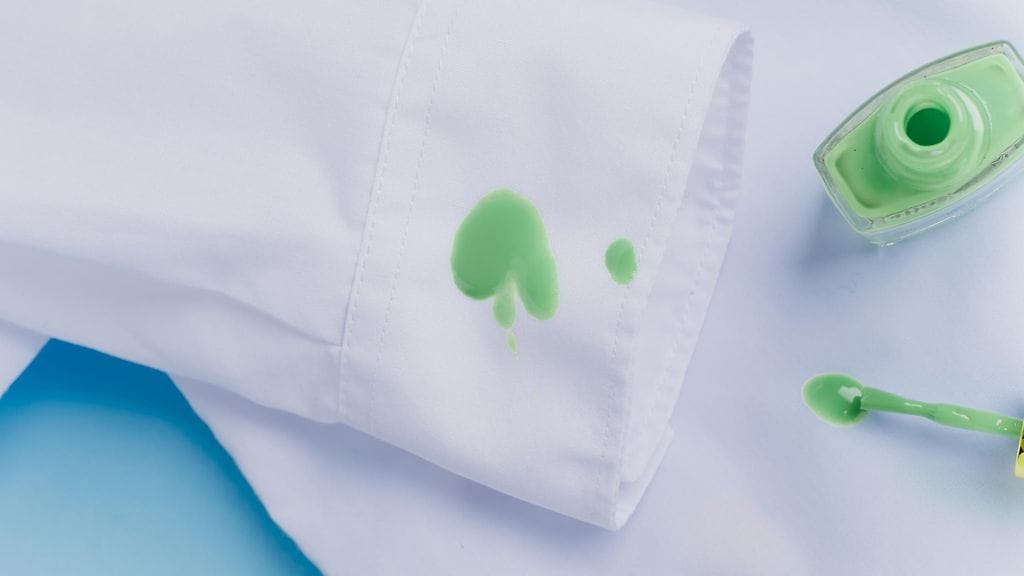 kynsilakkatahra paidalla