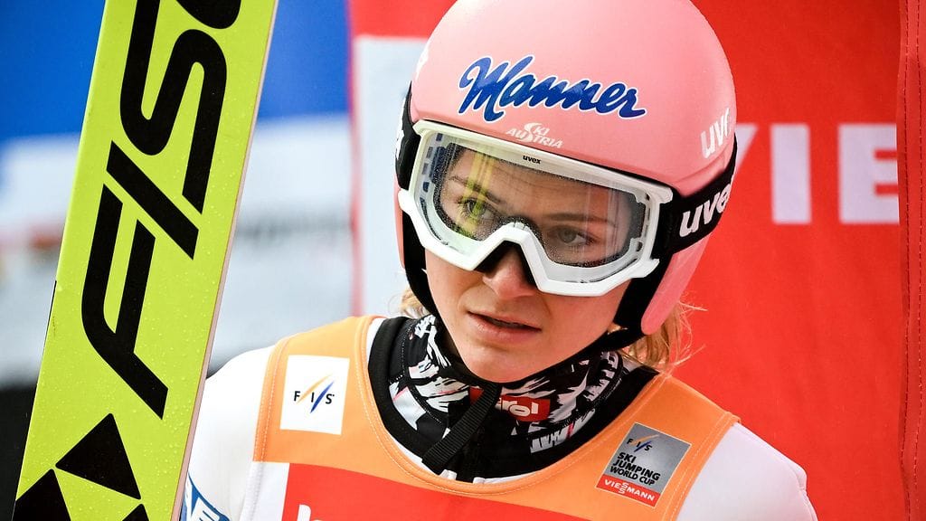 Marita Kramer johtaa ylivoimaisesti mäkihypyn naisten maailmancupia, mutta Willingenissä paljastunut koronatartunta uhkaa nyt hänen kisamatkaansa.