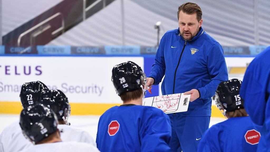 Antti Pennasen sopimus Nuorten Leijonien päävalmentajana päättyy keväällä.