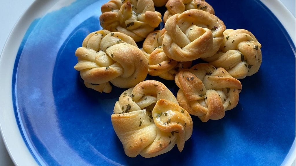 valkosipuli-taikinasolmu, lautasella