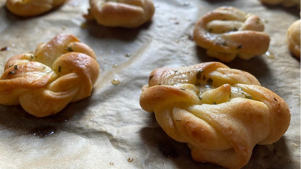 valkosipuli-taikinasolmu, uunista