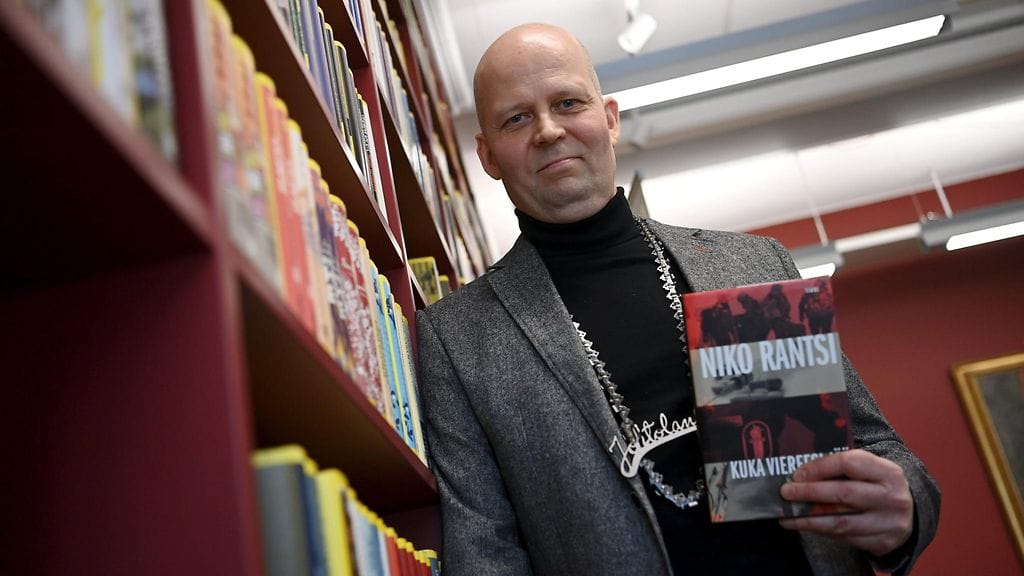Rikosylikonstaapeli, kirjailija Niko Rantsi vastaanotti Suomen dekkariseuran Vuoden johtolanka -palkinnon romaanistaan Kuka viereesi jää (Tammi 2021) Helsingissä tänään.
