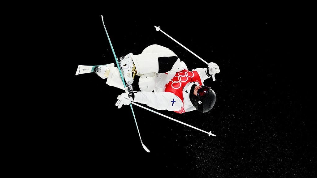 Olli Penttala harjoittelemassa Pekingin olympiarinteessä.