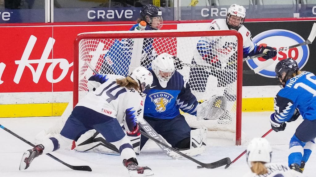 Anni Keisala on Suomen maalilla paljon vartijana, kun Naisleijonat kohtaa USA:n.