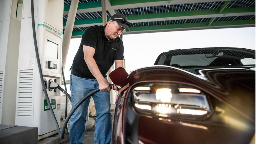 Kokenut hypermiling-harrastaja ja taloudellisuusajojen ennätystehtailija Wayne Gerdes sai nimensä jälleen Guinnessin ennätystenkirjaan. Tällä kertaa alla oli Porsche Taycan.
