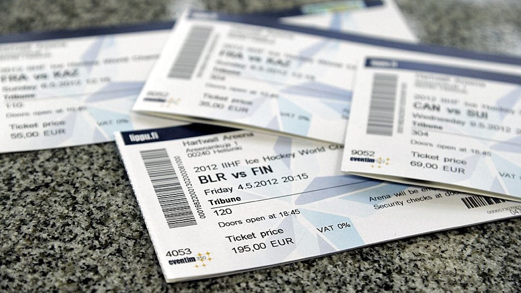 Viime kevään MM-kisojen pääsylippuja.