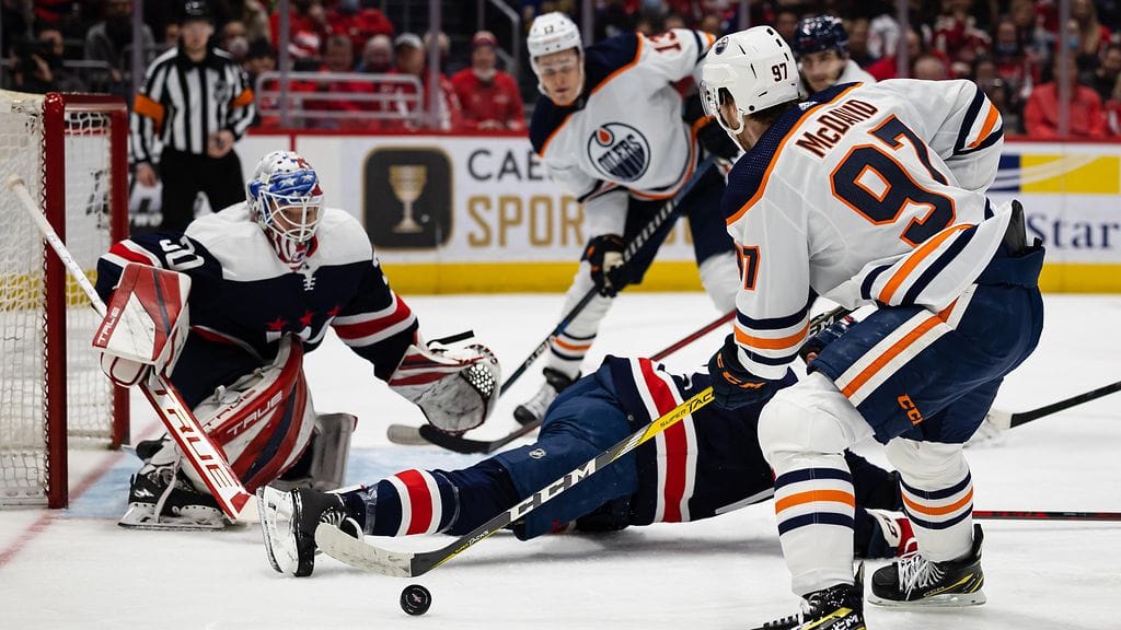 Connor McDavid iski ovelan maalin Washington Capitalsin verkkoon.