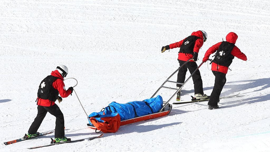 Rajusti kaatunut Rina Yoshika vietiin paareilla pois slopestyle-rinteestä.