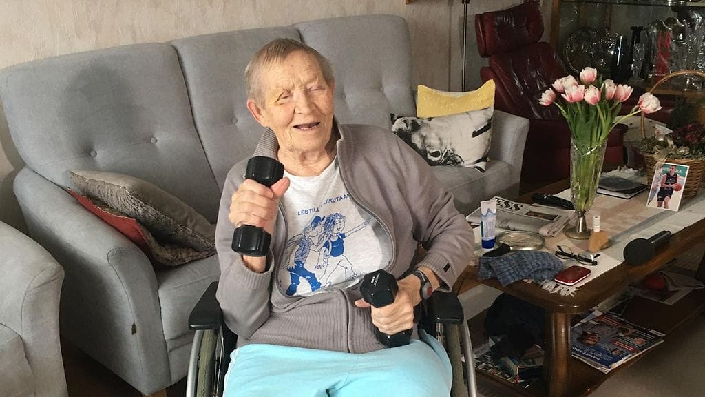 – Vielä minä aion nostella näitä käsipainoja monta vuotta, kolmen vuoden päästä voitaisiin juhlia minun 100-vuotis syntymäpäiviäni, Siiri sanoo pilke silmäkulmassa.