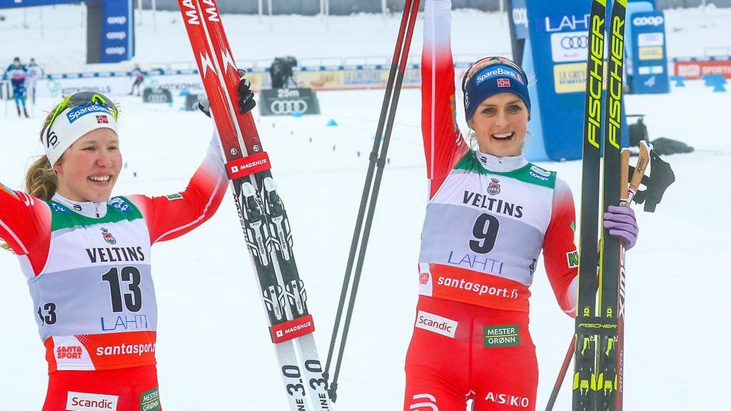 Helene Marie Fossesholm ja Therese Johaug havittelevat menestystä naisten lauantaisessa yhdistelmäkilpailussa.