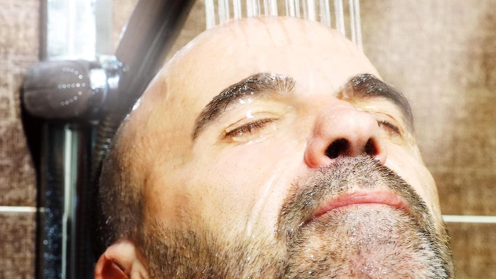 Pesuvälin tihentäminen voi olla jopa hyväksi kaljuuntuvalle miehelle. Kuvituskuva.