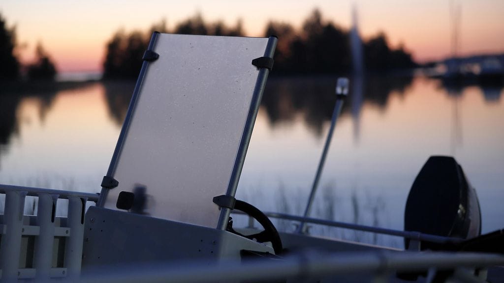 Yksi miehistä onnistui pelastautumaan läheiseen saareen uimalla, mutta toinen löydettiin hukkuneena vedestä.