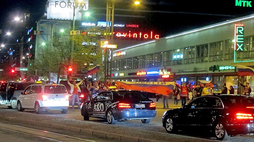 Juhlivat venäläiset haittasivat liikennettä Helsingissä.
