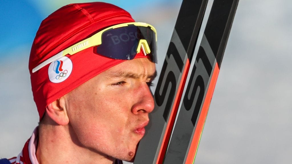 Aleksandr Bolshunov saa viimein palkintokaappiinsa myös olympialaisten kultamitalin.