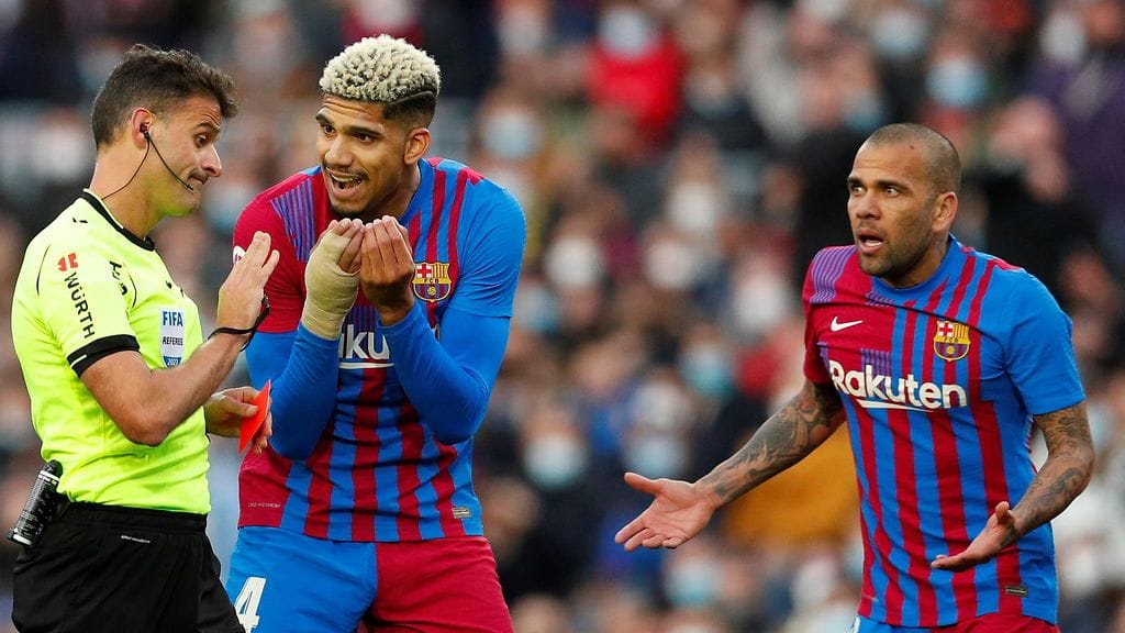 Dani Alves teki maalin ja katseli punaista Barcelonan kohdatessa Atletico Madridin.