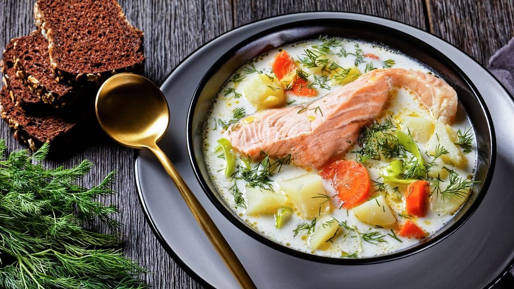 Kalakeittoon kannattaa sujauttaa pottujen lisäksi myös muita kasviksia, kuten porkkanaa.