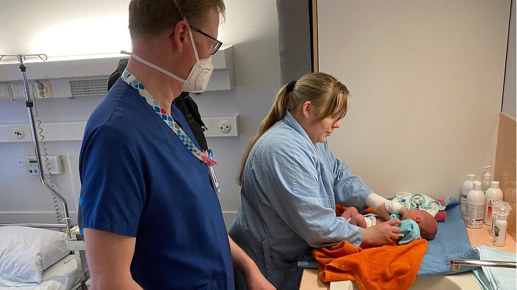 Erik Indola opastaa edellisiltana synnyttänyttä Elina Kankkosta vaipan vaihtoon.