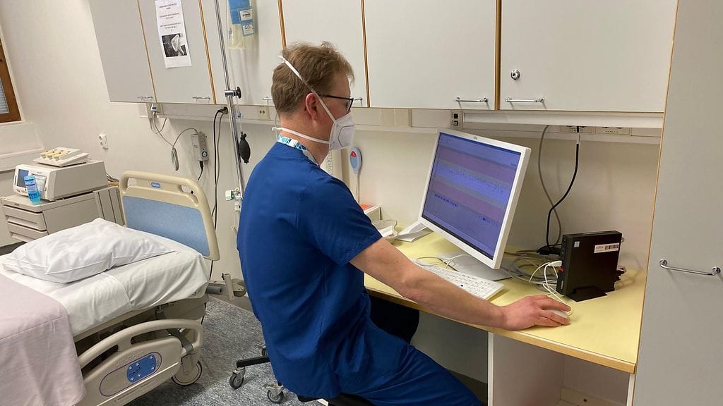 Sydänkäyrien seuranta on osa kätilön työtä.