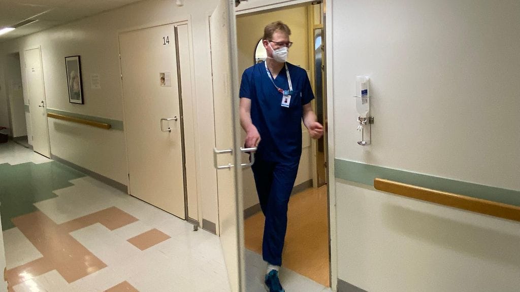 Erik Indola valmistuu kätilöksi parin kuukauden kulutta, kun loppuharjoittelu Keski-Pohjanmaan keskussairaalassa on ohi.