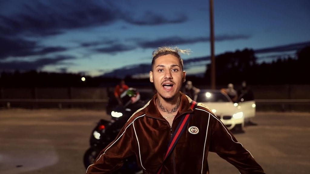 Yksi oikeudenkäynnin pääsyytetyistä on tunnettu someräppäri Milan Jaff, joka tunnetaan jengielämää ihannoivista musiikkivideoistaan.