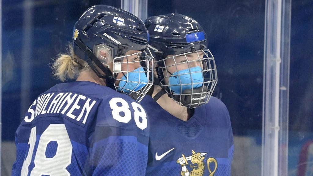 Ronja Savolainen ja Sanni Rantala pitivät muiden Naisleijonien pelaajien tavoin kasvomaskeja Venäjän olympiaurheilijoita vastaan.