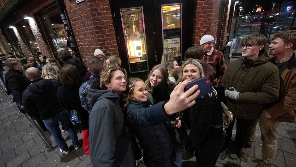 Ruotsalaisnuoria yökerhon edustalla rajoitusten purkautuessa.