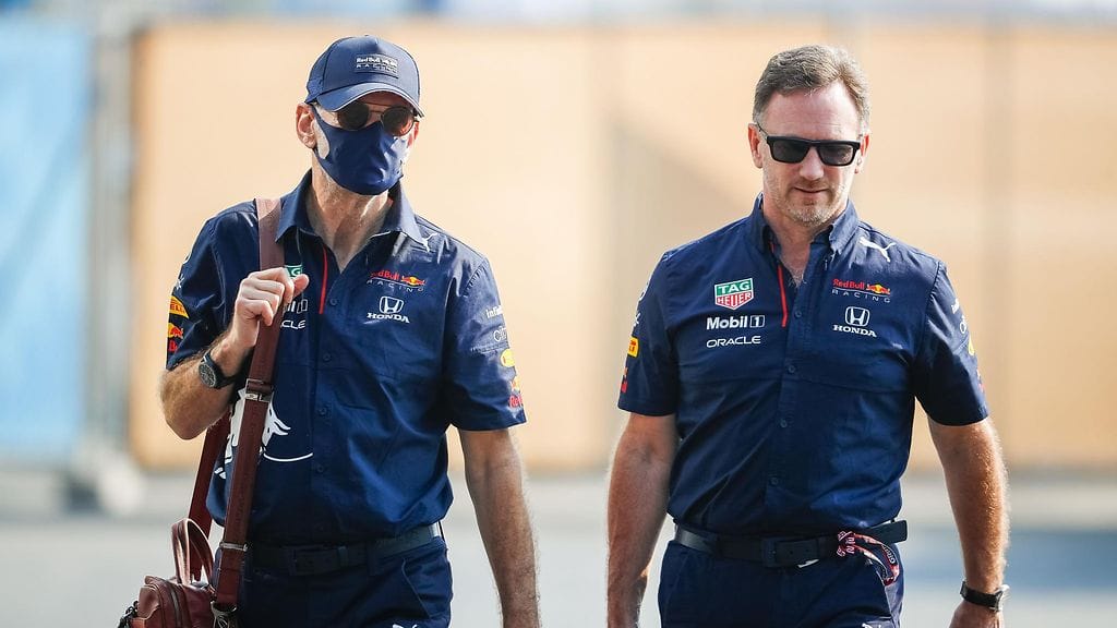 Oracle näkyi Adrian Neweyn, Christian Hornerin ja kumppaneiden vaatetuksessa jo viime kaudella.