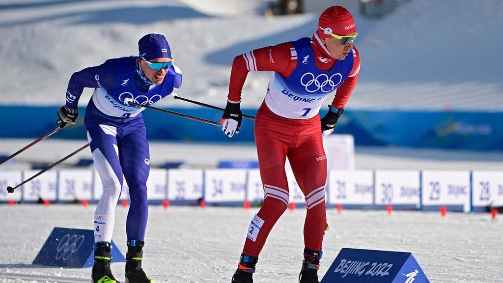 Iivo Niskanen (vas.) ja Aleksandr Bolshunov ovat suurimmat suosikit miesten 15 kilometrin perinteisen olympiakisaan.